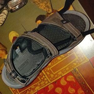 Khombu Gray and Black Men's Sandals NWOT